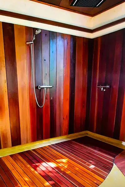 Espace de chromothérapie avec boiseries colorées.